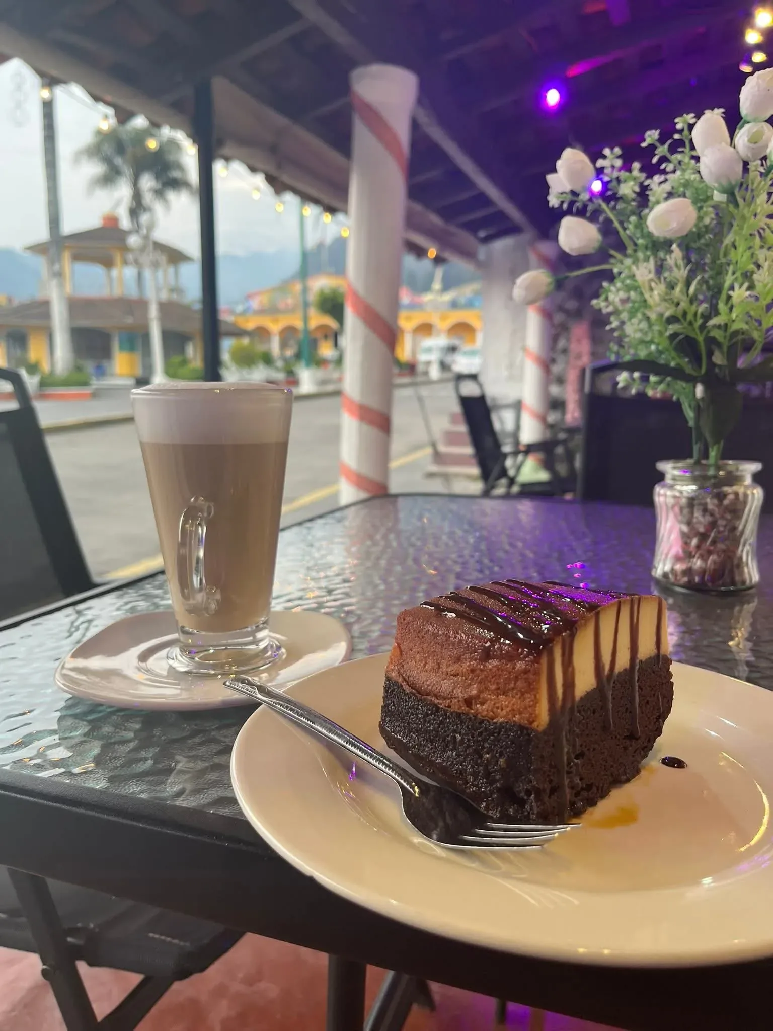 Rebanada de chocoflan, con su capa de chocolate y su capa de flan